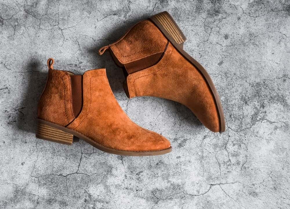 Women's chelsea boots in classic suede brown.