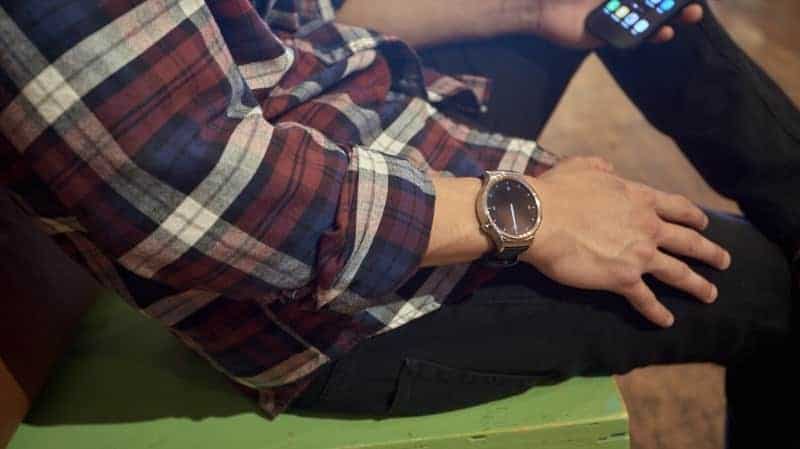 A man wearing a Huawei smartwatch showing the clock.