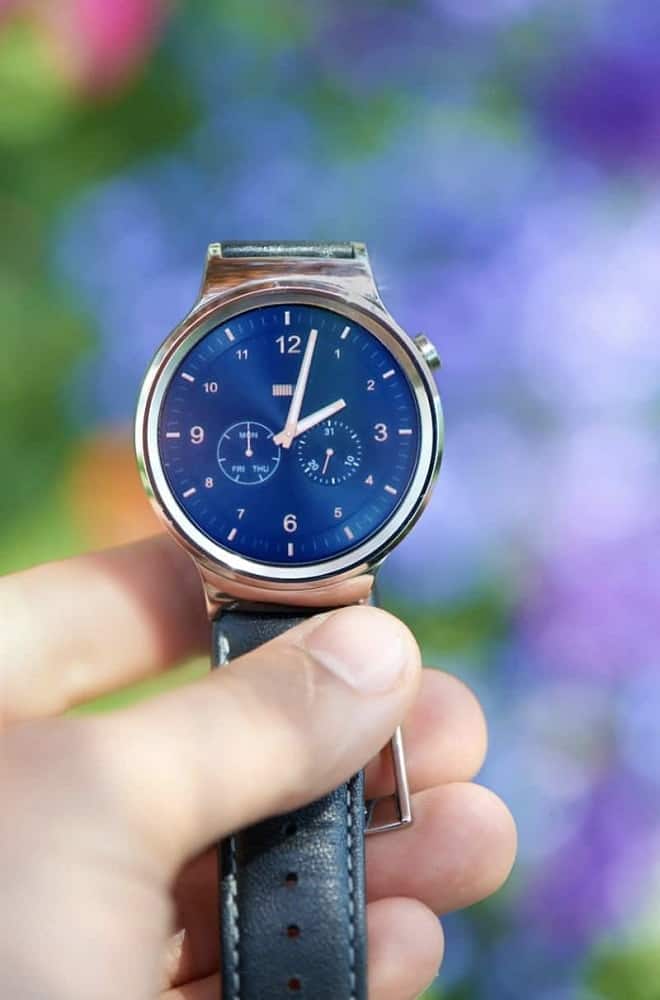 Huawei smartwatch screen showing the clock.