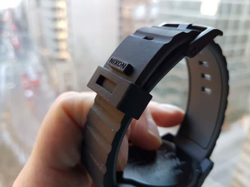 Band clasping system on the Samsung Gear S3 Frontier Smartwatch